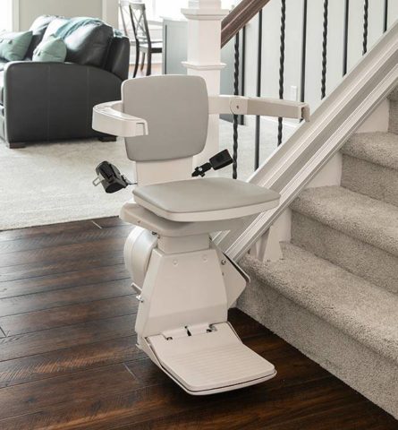 stair-lift-bruno-elan-bottom-of-stairs