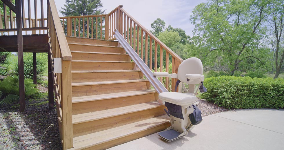 outdoor-stairlift-chair-bottom-of-stairs